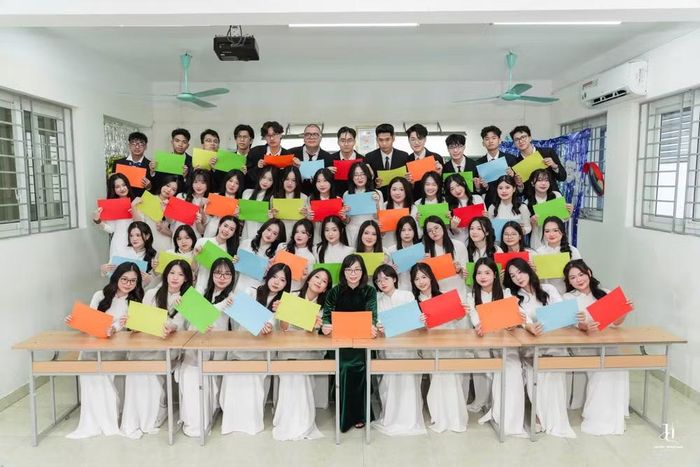 Sau khi tốt nghiệp, 17 học sinh lớp B K55 nhận học bổng du học tại Hàn Quốc, Nga, Anh, Mỹ, Australia, Nhật Bản và Singapore. Ảnh: Hồ Giang