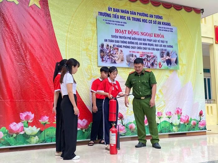Đẩy mạnh giáo dục pháp luật trong hệ thống giáo dục quốc dân. Ảnh: Công an Tuyên Quang