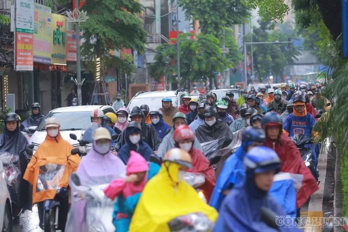 Trung tâm Dự báo Khí tượng Thủy văn quốc gia cho biết trong 9 giờ tới, Hà Nội có khả năng tiếp tục mưa rào và giông, tại một số khu vực như Dương Nội, An Khánh... Ảnh: Quang Hùng