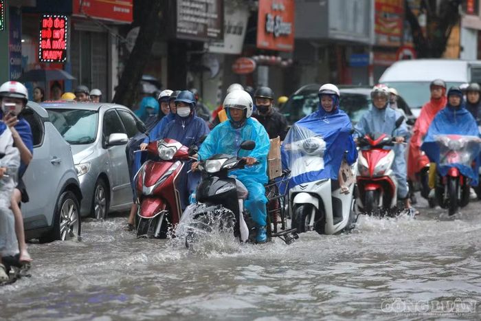 Từ đêm qua đến sáng nay, nhiều khu vực ở Hà Nội ghi nhận lượng mưa trên 150 mm, cao nhất là ở Từ Liêm - gần 200 mm. Ảnh: Quang Hùng