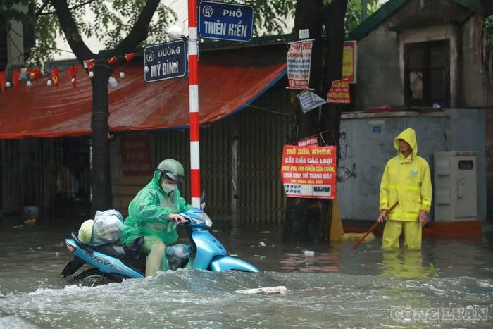 Nhân viên của công ty thoát nước cũng đành đứng nhìn nước ngập.