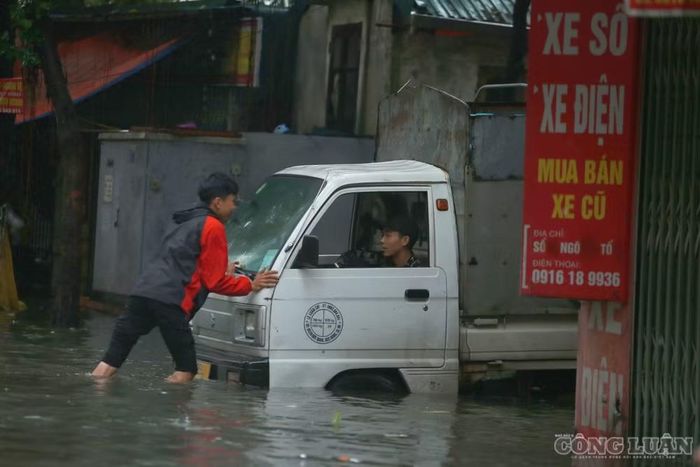 Ô tô chết máy ngay dòng nước ngập sâu.