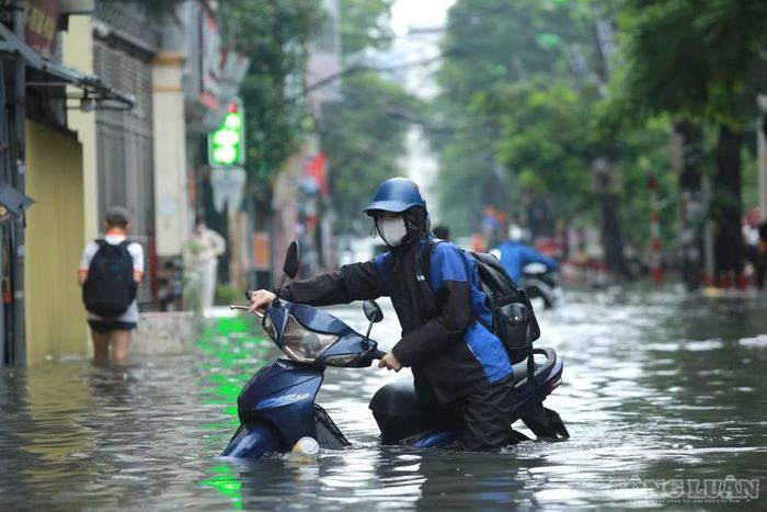 Anh Tuấn, trú tại đường Mỹ Đình, phường Từ Liêm, Hà Nội, cho biết khu vực này thường xuyên xảy ra ngập mỗi khi có mưa lớn. “Trận mưa kéo dài từ hôm qua đến bây giờ vẫn mưa to, chưa thấy giảm. Nước đã ngập trên 50cm”, anh Tuấn cho biết.