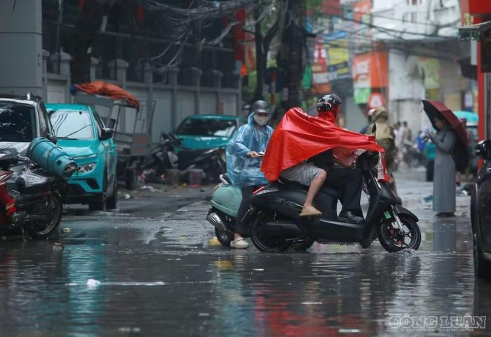 Trong khi đó, nhiều phương tiện buộc phải quay đầu do không thể tiếp tục lưu thông qua những đoạn nước ngập sâu.