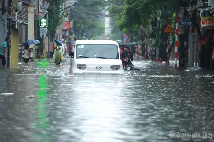 Tình trạng ngập úng xảy ra đúng thời điểm đầu giờ sáng khiến việc đi lại, sinh hoạt của người dân trên địa bàn bị ảnh hưởng, nhiều người phải thay đổi phương án di chuyển để tránh các khu vực ngập sâu.