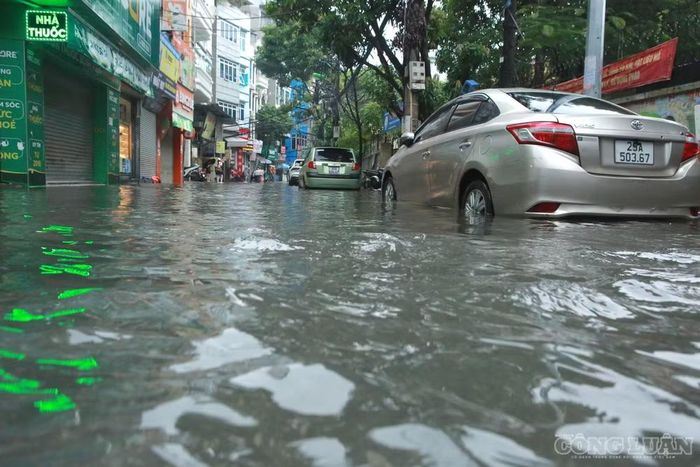 Nước ngập tràn vào các con ngõ trên tuyến đường Mỹ Đình.