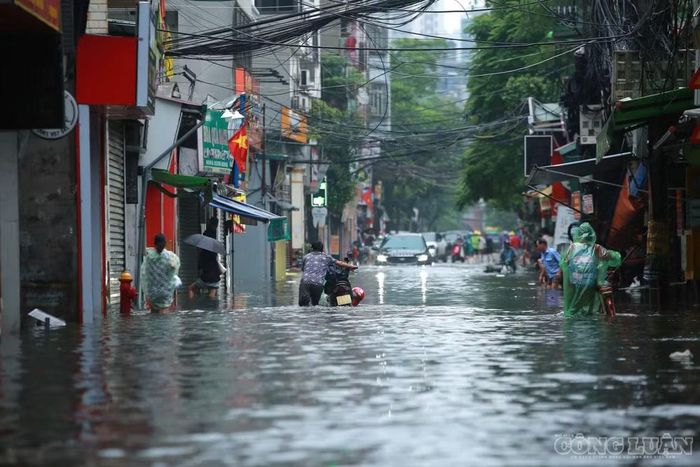 Không chỉ gây khó khăn cho việc đi lại, nước ngập còn ảnh hưởng đến các hộ dân ven đường.