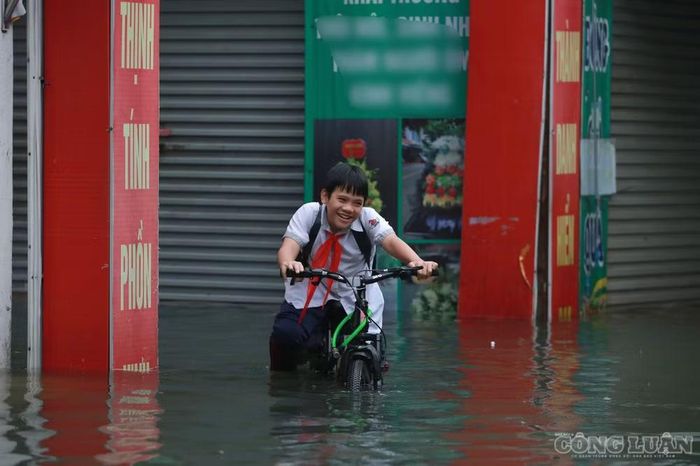 Tại một số vị trí, nước ngập sâu. Việc di chuyển qua những khu vực này tiềm ẩn nguy hiểm, đặc biệt đối với người đi xe máy và trẻ em.