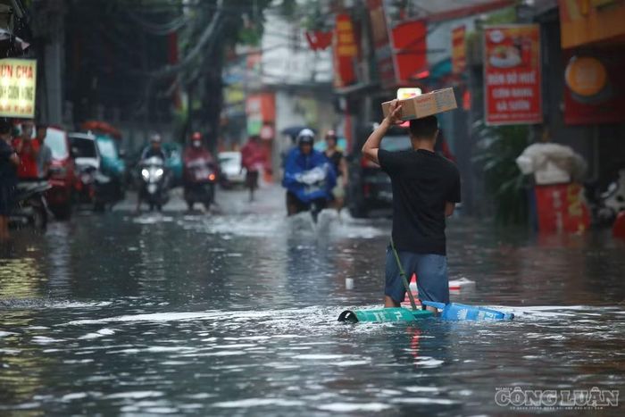 Nước ngập khiến cuộc sống người dân bị đảo lộn.