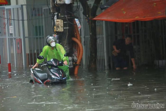 Có đoạn, nước ngập hết bánh xe máy, khiến nhiều phương tiện không thể đi qua, phải dắt bộ.