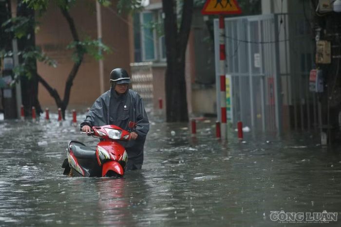 Dự báo trong ngày 17/9, ở Hà Nội tiếp tục có mưa to. Ảnh: Quang Hùng