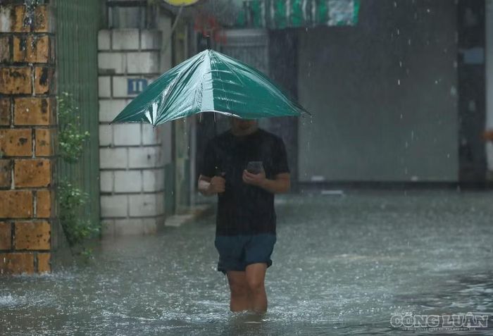 Mưa lớn tại Hà Nội sáng 17/9. Ảnh: Quang Hùng