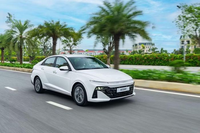 Hyundai Accent ngày càng tỏ ra đuối sức trước 3 đối thủ cạnh tranh đến từ Nhật Bản - Ảnh: HTV