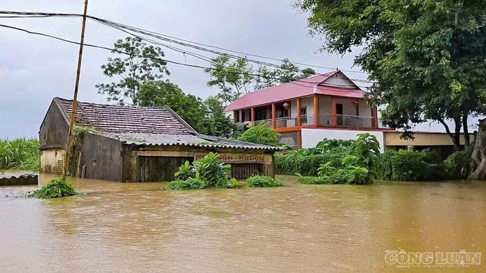 Nhiều nhà dân bị ngập sâu