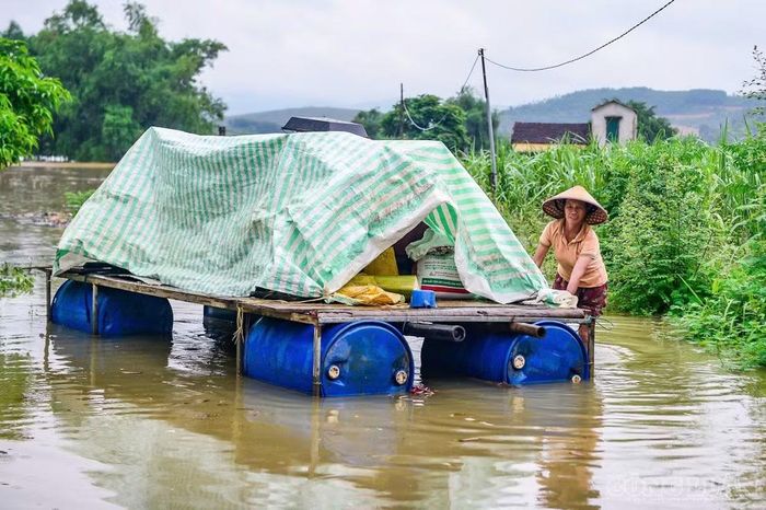 Người dân dùng các sản phẩm tự chế di chuyển đồ dùng đến nơi an toàn