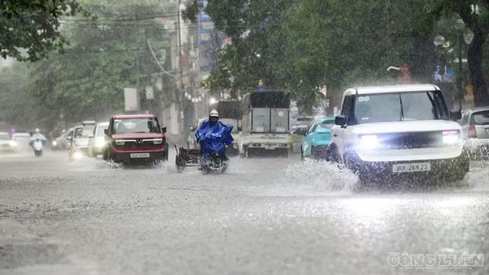 Mưa lớn gây ngập cục bộ tại nhiều tuyến phố trên địa bàn phường Hạc Thành, tỉnh Thanh Hoá