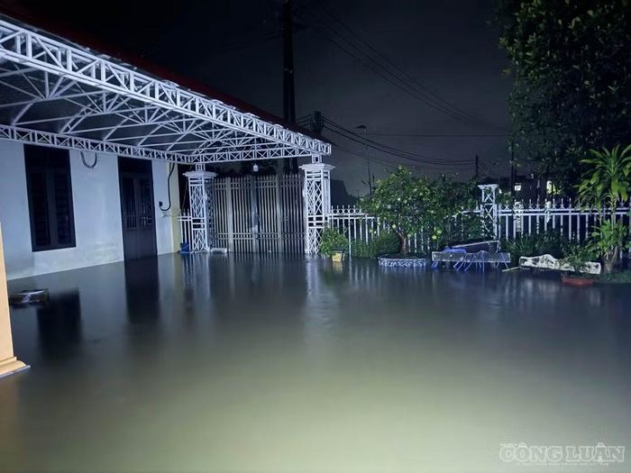 Nhiều khu vực tại tỉnh Ninh Bình nước dâng cao, ngập vào đến nhà dân. Ảnh: Nguyên Huỳnh