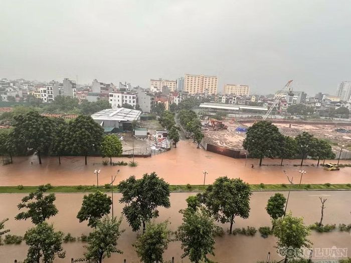 Đêm 16 và sáng 17/9, khu vực thành phố Hà Nội có mưa rất to, gây ngập úng cục bộ.