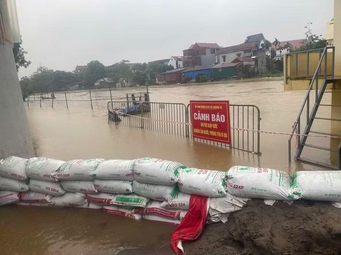 UBND xã Quảng Bị đã huy động lực lượng đắp chống tràn tại các vị trí xung yếu. Ảnh: Quảng Bị