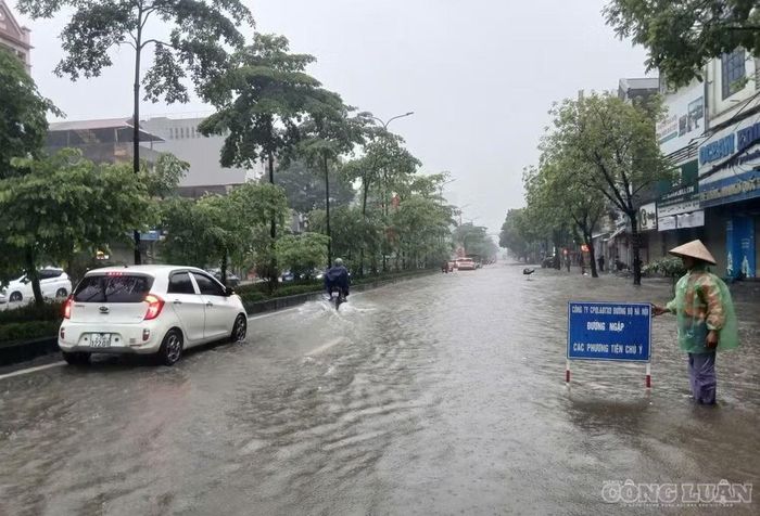 Quốc lộ 32 qua địa bàn xã Hoài Đức xuất hiện nhiều vị trí ngập sâu khiến phương tiện di chuyển khó khăn.