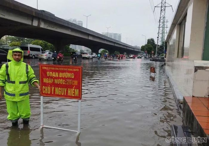 Vị trí ngập úng trước cổng bến xe Mỹ Đình.