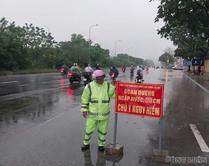 Đơn vị quản lý, duy tu đường bộ cảnh báo các vị trí ngập trên Đại lộ Thăng Long.