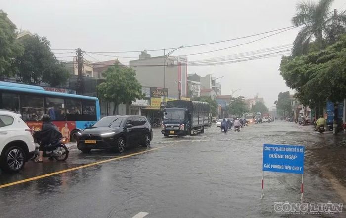 Đơn vị quản lý, duy tu đường bộ đã tổ chức cắm biển và cử người chốt trực, phân luồng.