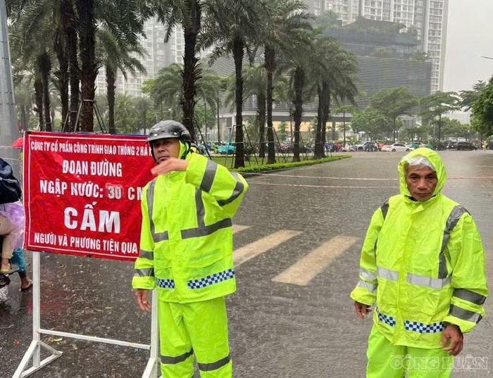 Lối rẽ từ đường Phạm Hùng và Dương Đình Nghệ ngập úng.