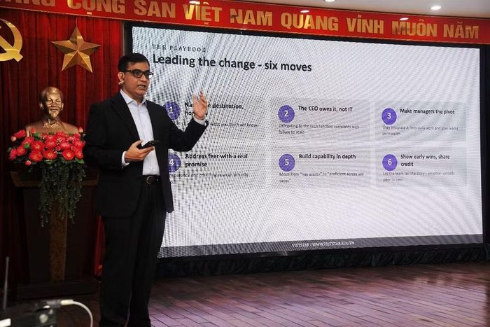 Chuyên gia Amit Sharma Kumar truyền đạt các nội dung về chiến lược, lãnh đạo và quản trị AI.