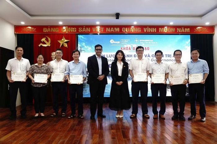Trao chứng chỉ cho CBCNV hoàn thành khóa học