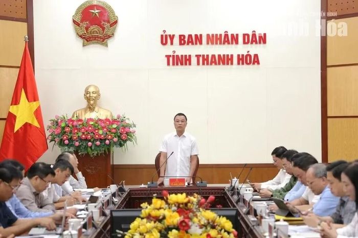 Chủ tịch UBND tỉnh Thanh Hoá Tô Anh Dũng nghe báo cáo và triển khai các nhiệm vụ ứng phó với mưa lũ trên địa bàn tỉnh sáng 17/9. Ảnh: Báo Thanh Hoá