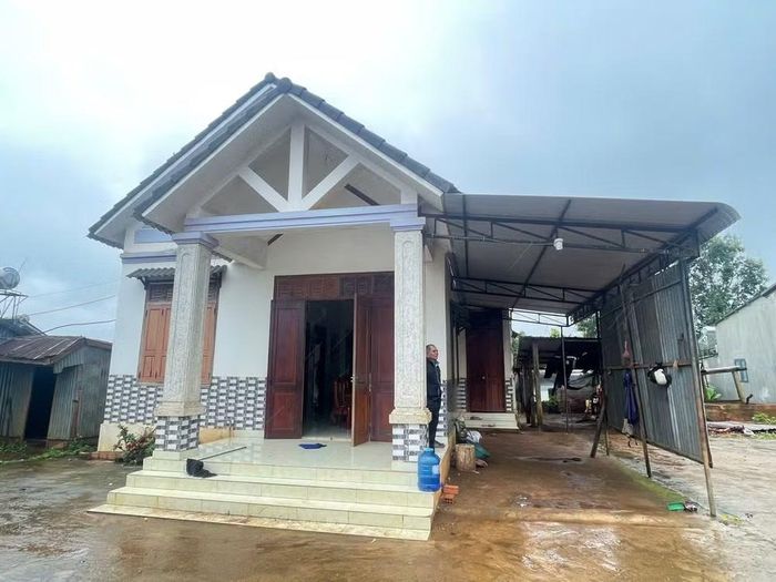 Trở về căn nhà khang trang của gia đình ông Mêch vẫn chưa thể quên được những ngày tháng cơ cực trên đất khách. Ảnh T.H