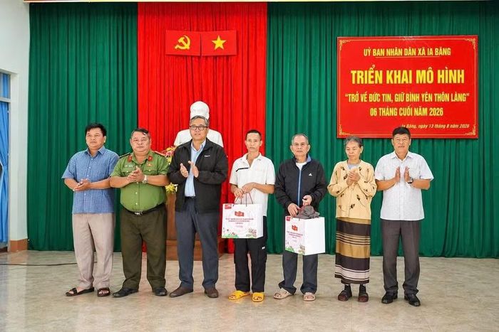 Sau khi trở về, vợ chồng ông Mêch được chính quyền địa phương giúp đỡ vơi đi mặc cảm, yên tâm đoàn tụ gia đình, ổn định cuộc sống và hòa nhập cộng đồng. Ảnh Công an Gia Lai