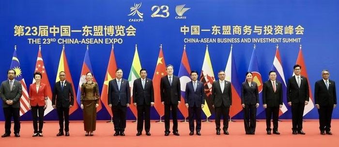 Phó Thủ tướng Thường trực Phạm Gia Túc và Phó Thủ tướng Thường trực Quốc vụ viện Trung Quốc Đinh Tiết Tường cùng lãnh đạo, đại diện các nước tham dự Hội chợ và Hội nghị thượng đỉnh thương mại và đầu tư Trung Quốc - ASEAN lần thứ 23 - Ảnh: CP