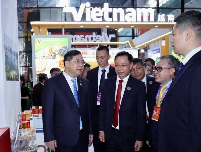 Phó Thủ tướng Thường trực Phạm Gia Túc trao đổi với các đơn vị khi đi thăm một số gian trưng bày của doanh nghiệp Việt Nam tại Hội chợ - Ảnh: CP