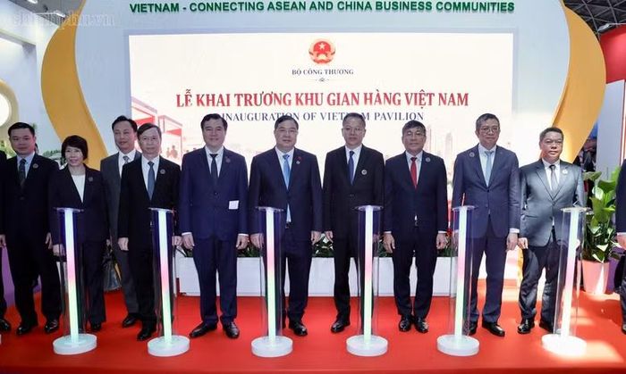 Phó Thủ tướng Thường trực Phạm Gia Túc dự Lễ khai trương Khu gian hàng Việt Nam - Ảnh: CP
