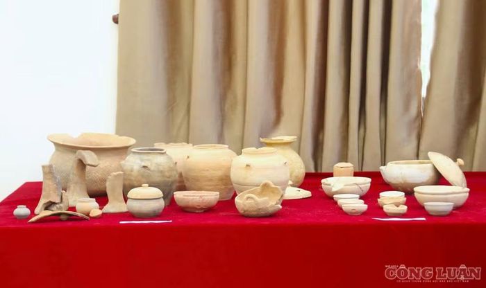 Nhiều đồ gốm được tìm thấy. Ảnh: Kim Long