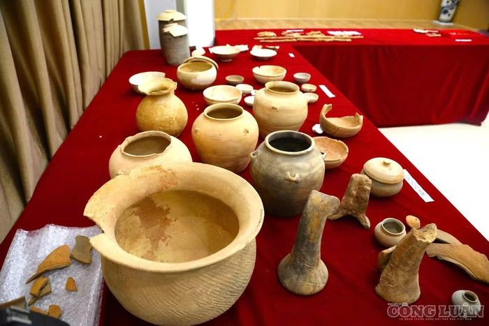 Nhiều đồ tùy táng được phát hiện, gồm bình, chén, bát, nồi, vò, lọ bằng gốm sành; tiền Ngũ Thù..... Ảnh: Kim Long