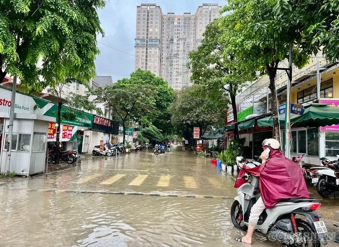 Nhiều tuyến đường ngập úng tại Khu đô thị Nam An Khánh.