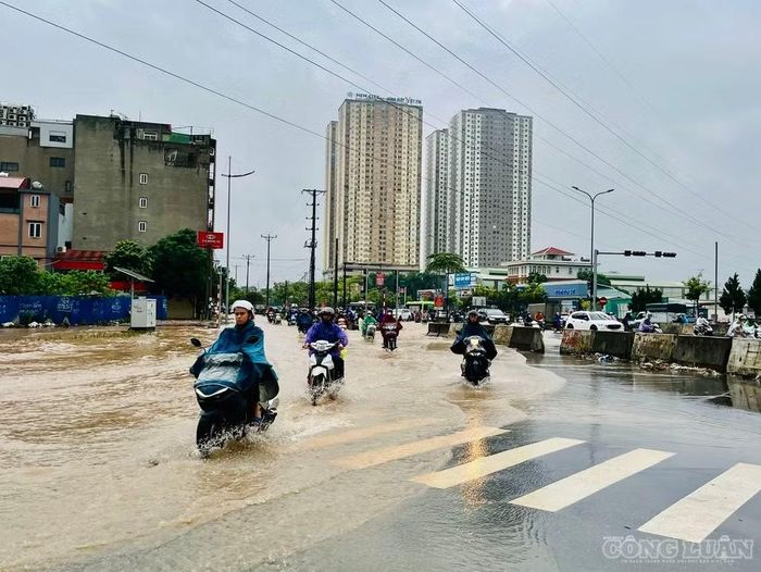 Nút giao Quốc lộ 32 với đường Vành đai 2,5 ngập nặng.