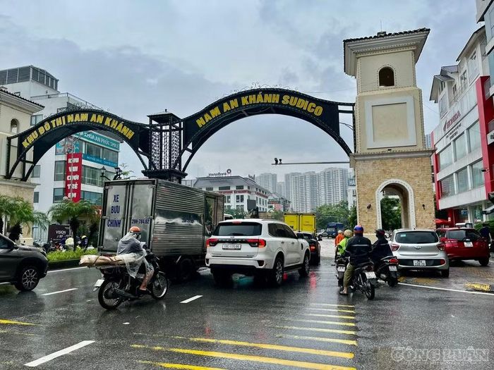 Đường Hoàng Tùng cũng ngập sâu khiến việc di chuyển của các phương tiện gặp khó khăn.