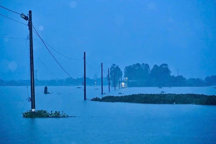 Nước sông Hoàng Long dâng cao (Ảnh chụp tại khu vực tràn Lạc Khoái lúc 6h ngày 17/9). Ảnh: Ngọc Linh