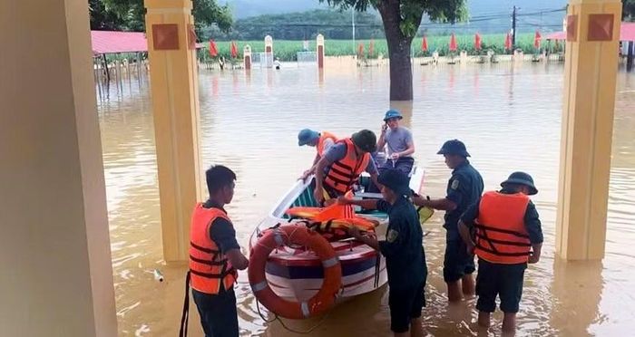 Cán bộ, nhân viên Ban Chỉ huy Quân sự xã Thành Vinh (thuộc Bộ Chỉ huy Quân sự tỉnh Thanh Hóa) chuẩn bị phương tiện tiếp cận dân cư khu vực bị ngập (ảnh: Hoàng Khánh Trình).