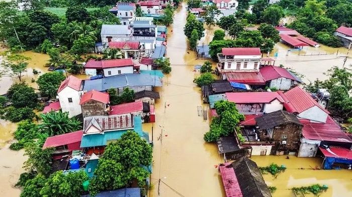 Nước sông Bưởi lên cao, kết hợp mưa lớn, khiến nhiều vùng trũng thấp ven sông, các điểm tràn và khu dân cư bị ngập (ảnh: Hoàng Đông).