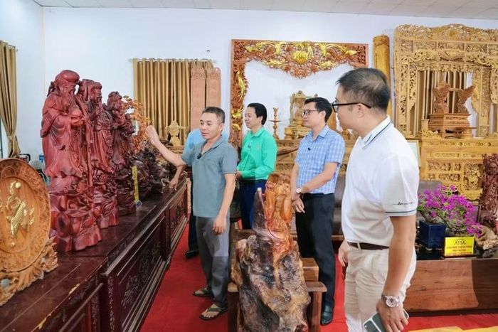Phiên livestream giới thiệu sản phẩm làng nghề mộc Phù Yên trên không gian số
