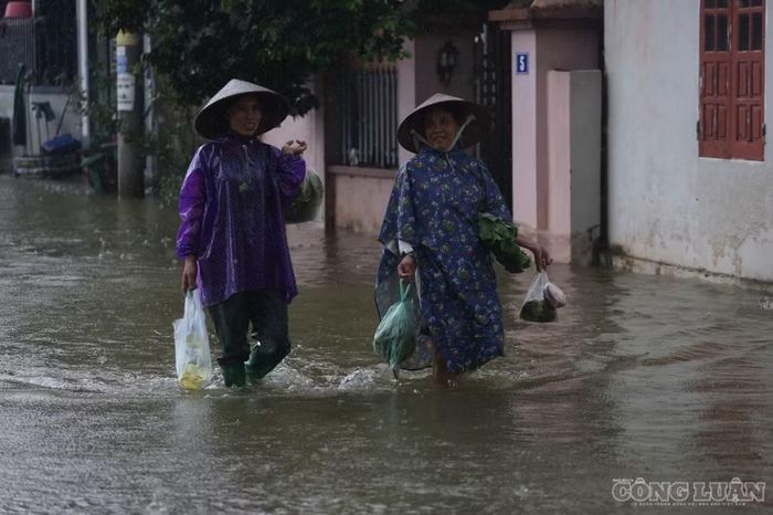 Một số người phải lội nước hàng trăm mét ra đầu xóm để mua thực phẩm.