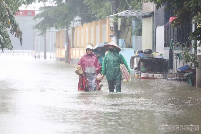 Do tình trạng ngập kéo dài, nhiều gia đình mua mì tôm và các nhu yếu phẩm về dự trữ để sử dụng trong những ngày tới.