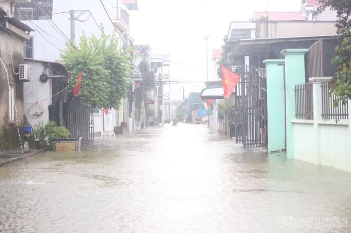 Nước ngập khắp các ngõ, khiến việc đi lại của người dân gặp nhiều khó khăn.