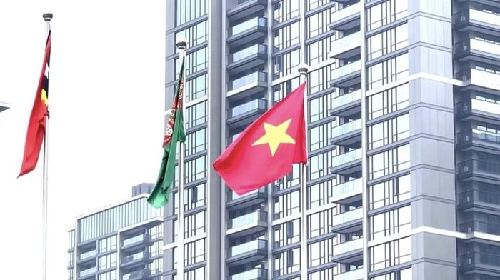 Cờ Việt Nam tung bay tại lễ thượng cờ của ASIAD 19. Ảnh: Báo Văn hoá