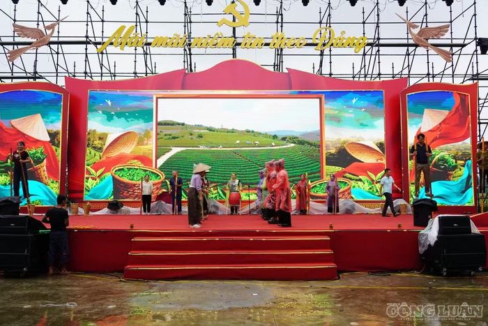 Duyệt chương trình trong cơn mưa nặng hạt. Ảnh: Nguyễn Mạnh.